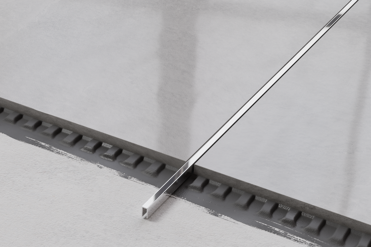 Bodenablauf mit linearem Design im Boden