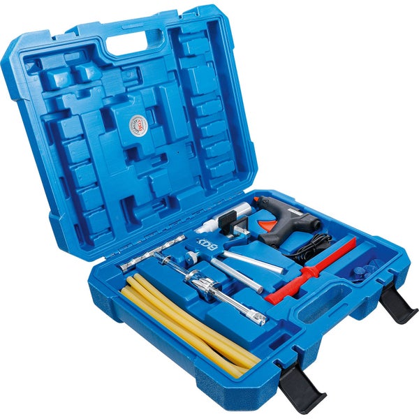 Offener blauer Werkzeugkoffer mit Klebepistole, Klebesticks und Werkzeug zur Reparatur von Dellen