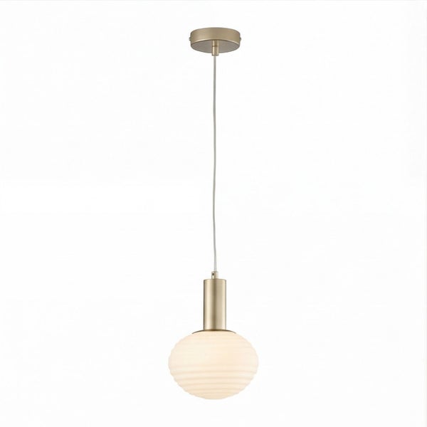 Pendelleuchte mit geriffeltem weißem Glasschirm und Fassung in Messing-Optik.