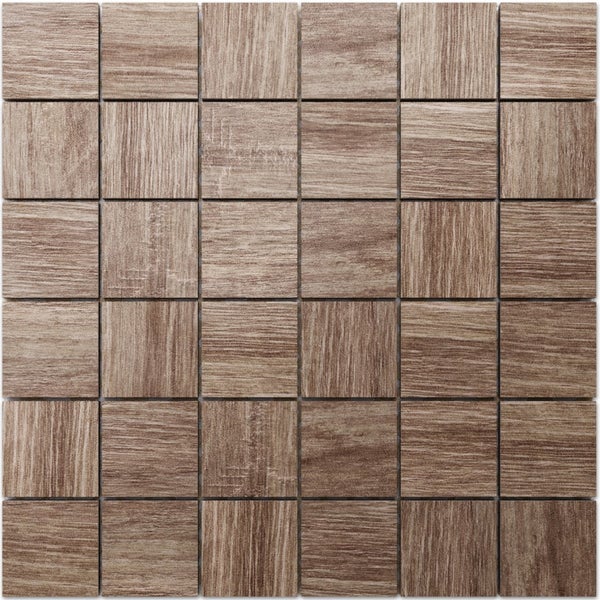 Quadratische Mosaikfliese in Holzoptik mit feiner Maserung.