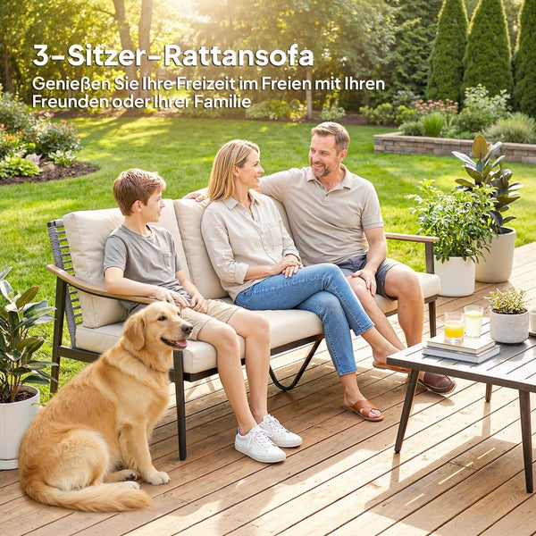 Familie auf einem 3-Sitzer-Rattansofa mit hellen Polstern auf einer Holzterrasse in einem sonnigen Garten.