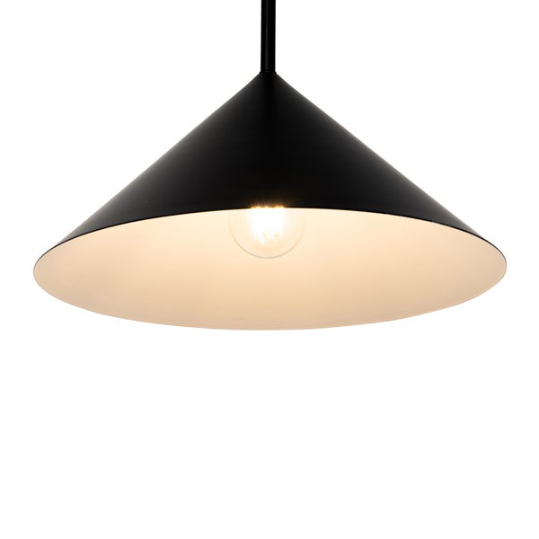 Schwarze Pendelleuchte mit Lampenschirm in Kegelform