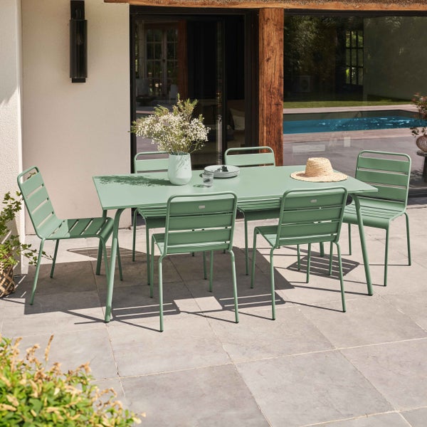 Moderne Garten-Essgruppe aus grünem Metall mit rechteckigem Tisch und sechs Stühlen auf einer Terrasse am Pool.
