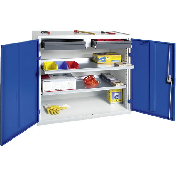 Metall-Werkstattschrank mit zwei offenen blauen Türen, Schubladen und Fachböden, gefüllt mit Werkzeug, Lagerboxen und Handschuhen.