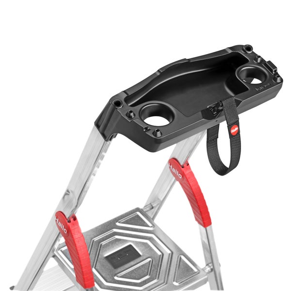 Detailansicht einer Haushaltsleiter mit Ablageschale und Haltegriff