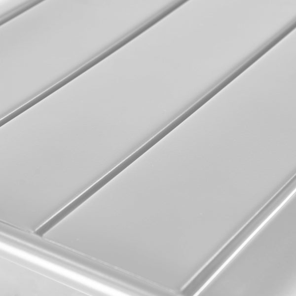 Nahaufnahme einer grauen Lattenoberfläche.