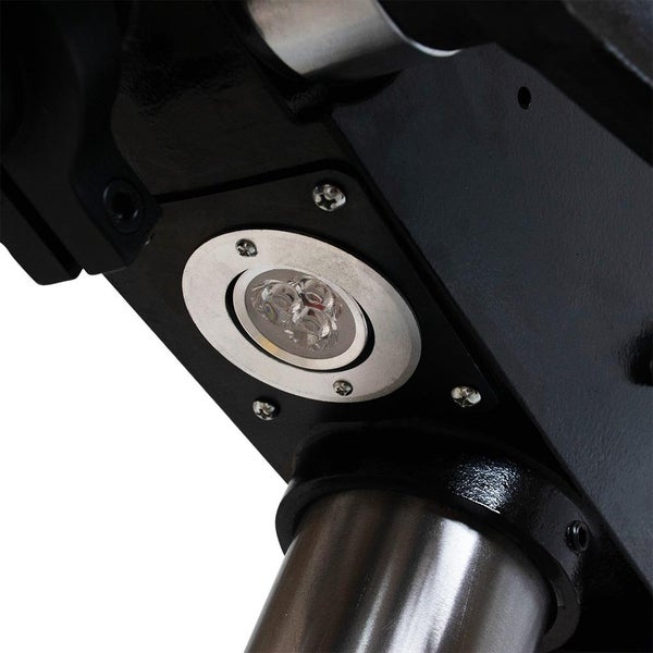 Detailaufnahme einer LED-Leuchte an einem Metallobjekt