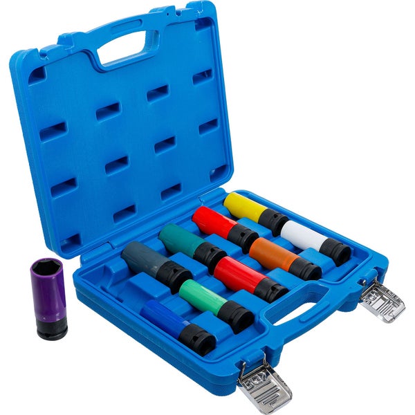 Satz farbiger Radmutternschlüssel in blauem Werkzeugkasten