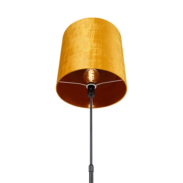 Lampenschirm aus strukturiertem Stoff in Senfgelb mit schwarzem Lampengestell und sichtbarem Filament-Leuchtmittel.