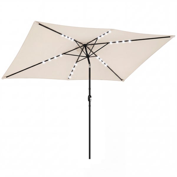 Solarbetriebener LED-Sonnenschirm auf Terrasse mit Loungemöbeln bei Nacht, 24 LEDs, Solarpanel, Ein-Ausschalter und 5 bis 6 Stunden Leuchtdauer.