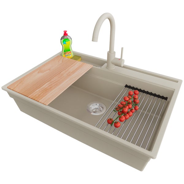 Küchenspüle mit Abtropfgestell, Schneidebrett, Spülmittel und Wasserhahn