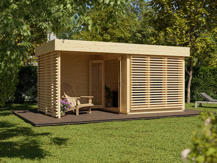 Modernes Gartenhaus aus Holz mit Flachdach, integrierter Lounge und Lamellenwänden auf einer Holzterrasse im Garten.