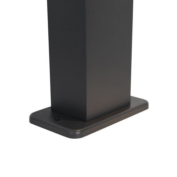 Detailansicht eines rechteckigen Pfostens aus Metall mit einer Bodenplatte zur Befestigung.