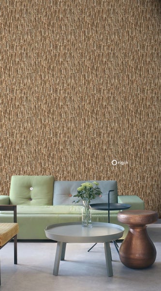 Wohnraum mit brauner Tapete mit Textilmuster und grüner Couch