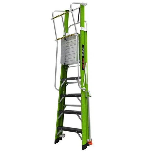 Little Giant Stadium Podestleiter aus Fiberglas mit Sicherheitskäfig und Rollen.