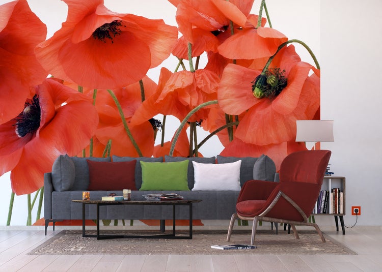 Wohnzimmer mit Mohnblumen Tapete, Sofa und Sessel
