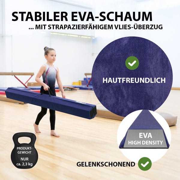 Mädchen trägt faltbaren Schwebebalken aus stabilem EVA-Schaum mit Vlies-Überzug. Das Gerät ist haut- und gelenkschonend und wiegt circa 2,3 kg.