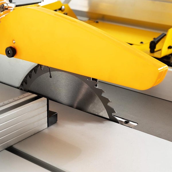 Detailansicht einer Kreissäge mit Schutzvorrichtung