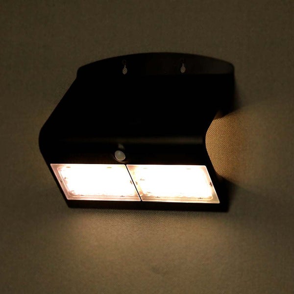 Außenleuchte mit Solarpanel an einer Wand montiert