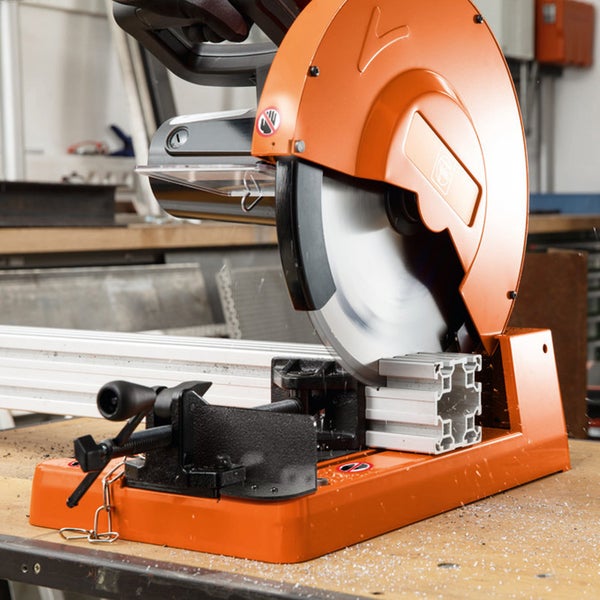 Trennschleifer zum Schneiden von Aluminiumprofilen