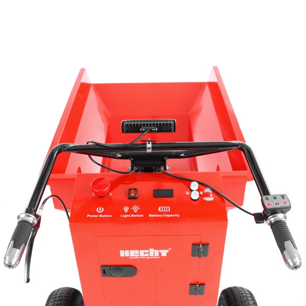 Bedienelemente eines roten Hecht Elektro-Dumpingkarrens mit Haltegriffen, Einschaltknopf, Lichtschalter und Batteriestandsanzeige.