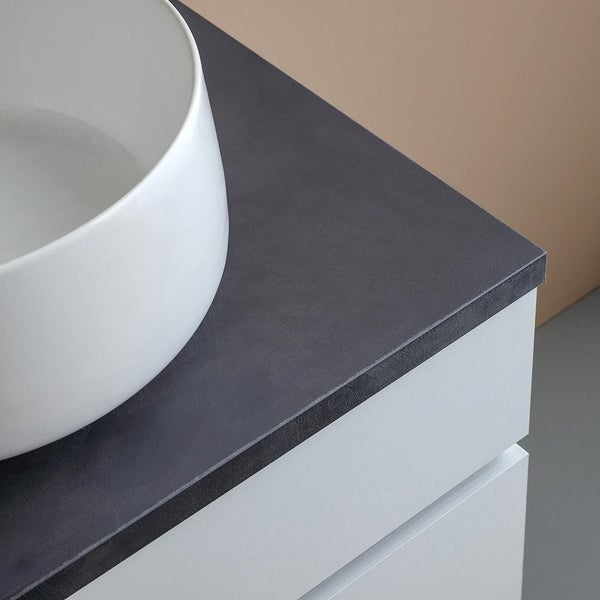 Detailansicht eines Badezimmers mit Waschbecken auf einem Waschtischunterschrank