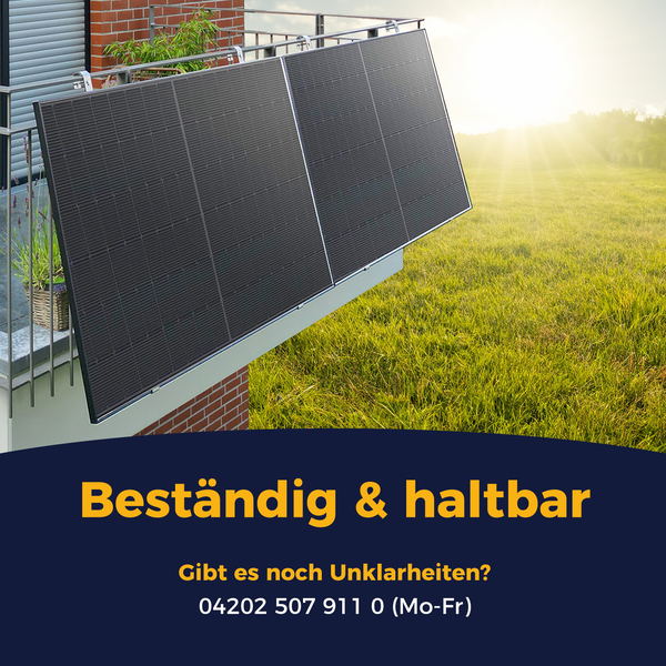 Zwei an einem Balkongeländer montierte Solarpanels vor einem hellen Feld. Text Beständig und haltbar sowie Telefonnummer für Rückfragen.
