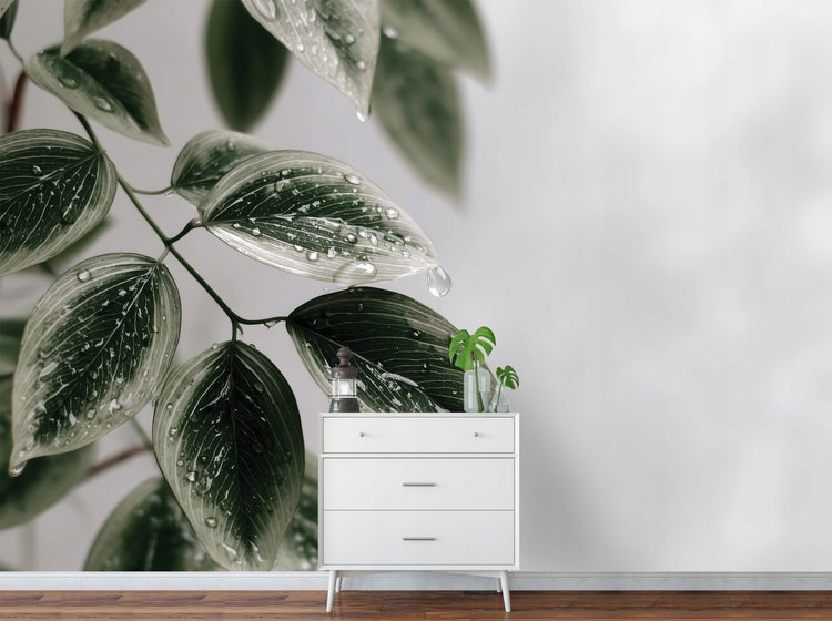 Dekoratives Interieur mit Kommode, Tischlaterne und Pflanzen