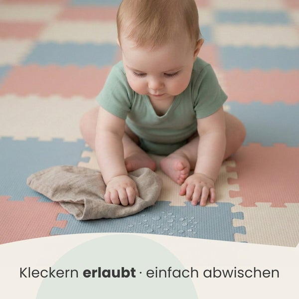 Baby auf einer Schaumstoff-Puzzlematte wischt Flüssigkeit mit einem Tuch ab. Wasserabweisende Spielmatte für Kinder.