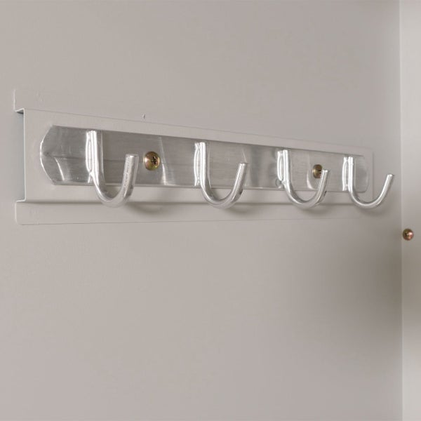 Hakenleiste aus Metall mit vier Haken zur Wandmontage.