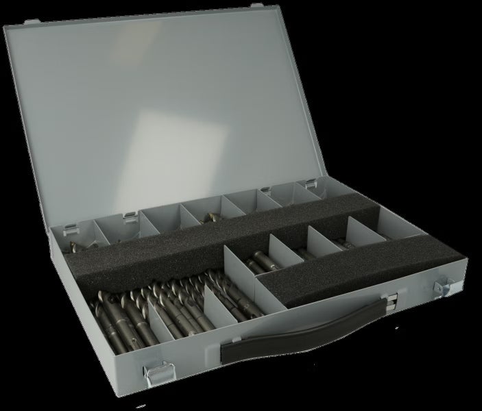 Geöffneter Werkzeugkoffer aus Metall mit verschiedenen Fächern, Schaumstoffeinlagen und Bohrern.