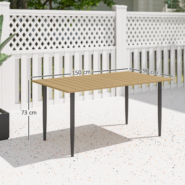 Gartentisch mit den Maßen 150 mal 90 mal 73 Zentimeter, Tischplatte in Holzoptik und Metallbeine vor weißem Zaun.