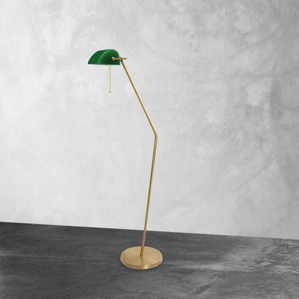 Stehlampe mit grünem Schirm und goldfarbenem Gestell