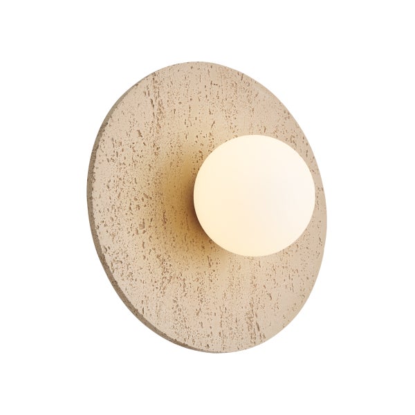 Wandleuchte mit runder Basis in Betonoptik und einem kugelförmigen Leuchtenschirm aus Glas