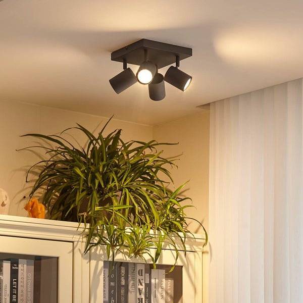 Deckenleuchte mit drei Strahlern im Wohnraum