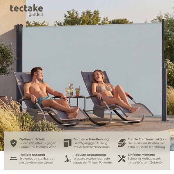 Ausgezogene Seitenmarkise auf einer Terrasse hinter zwei Personen auf Sonnenliegen als Sichtschutz und Sonnenschutz.