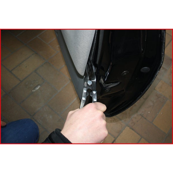 Anwendung einer Polsterklammernzange zur Entfernung einer Polsterklammer