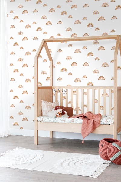 Kinderzimmer mit Hausbett, Teppich und Tapete mit Regenbogenmuster