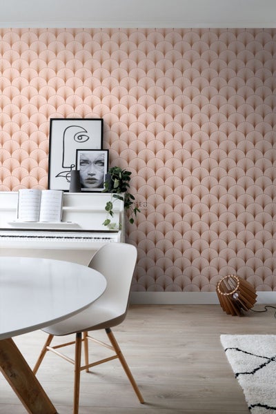 Dekoratives Wohnzimmer mit gemusterter Tapete, weißem Klavier und Esstisch