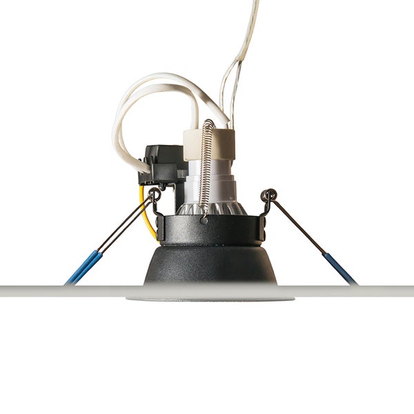 Rückansicht eines LED-Einbaustrahlers mit Haltefedern und Kabelanschluss für die Deckenmontage.