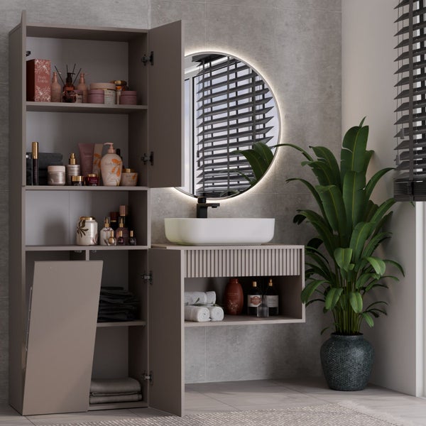 Modernes Badezimmer mit Waschtisch, Spiegelschrank, rundem Spiegel und Zimmerpflanze