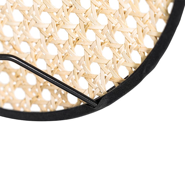 Nahaufnahme eines Lampenschirms aus Rattan mit schwarzer Einfassung und Metallgestell