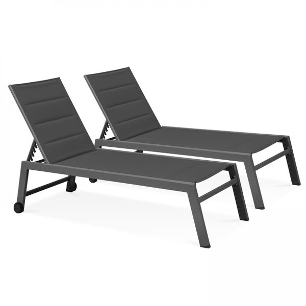 Set aus zwei grauen Gartenliegen aus Aluminium mit verstellbarer Rückenlehne und Rollen.