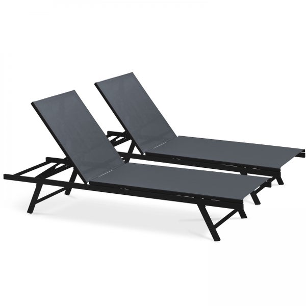 Zwei moderne Sonnenliegen mit verstellbarer Rückenlehne, Metallgestell und grauer Textilbespannung.