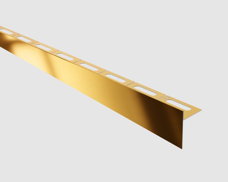 Goldfarbenes L-Profil aus Aluminium für Fliesenkanten mit gestanztem Schenkel zur Befestigung.