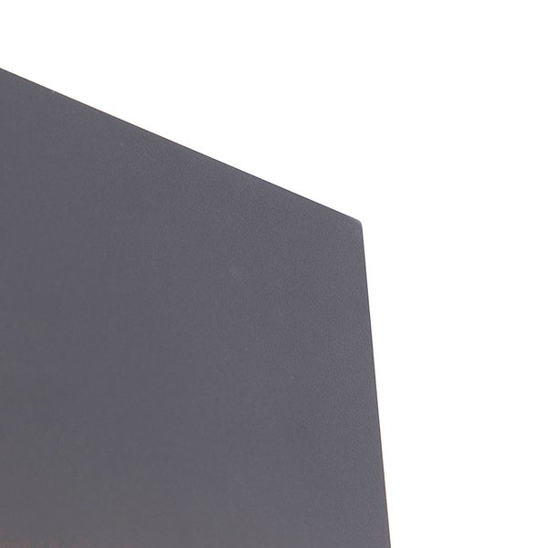 Nahaufnahme einer anthrazitfarbenen, matt strukturierten Oberfläche einer Platte oder Fliese.