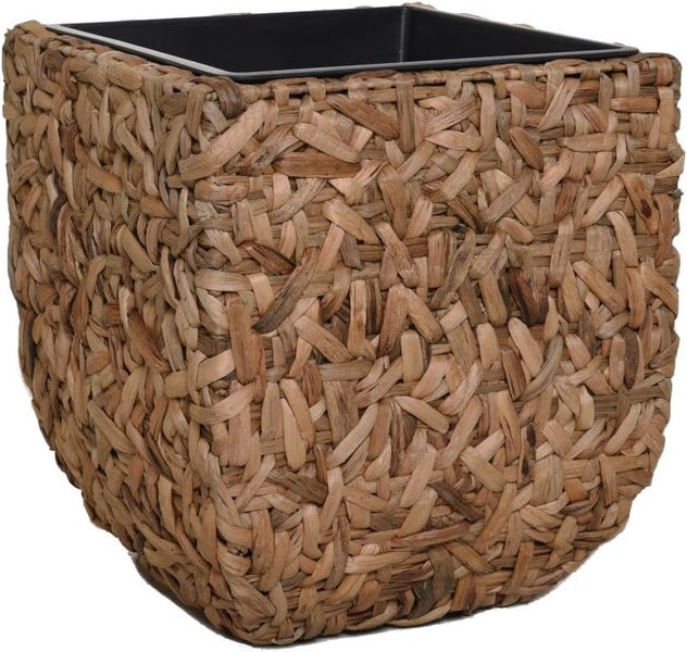 Quadratischer Übertopf aus geflochtener Wasserhyazinthe mit Kunststoffeinsatz.