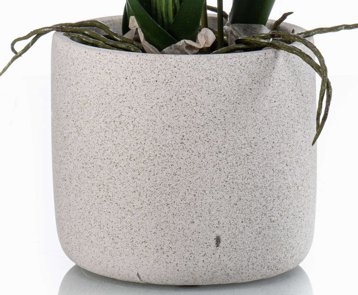 Künstliche Orchidee Aranda im grauen Topf mit violetten Blüten und grünen Blättern.