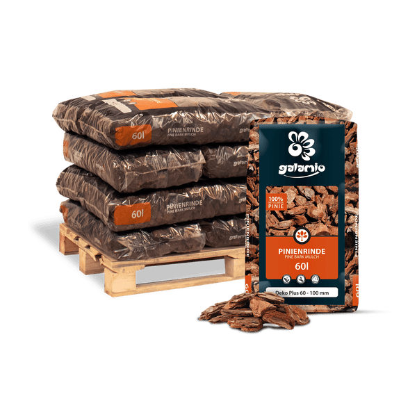 Galamio Pinienrinde Deko Plus 60 bis 100 Millimeter im 60 Liter Sack auf Palette gestapelt.