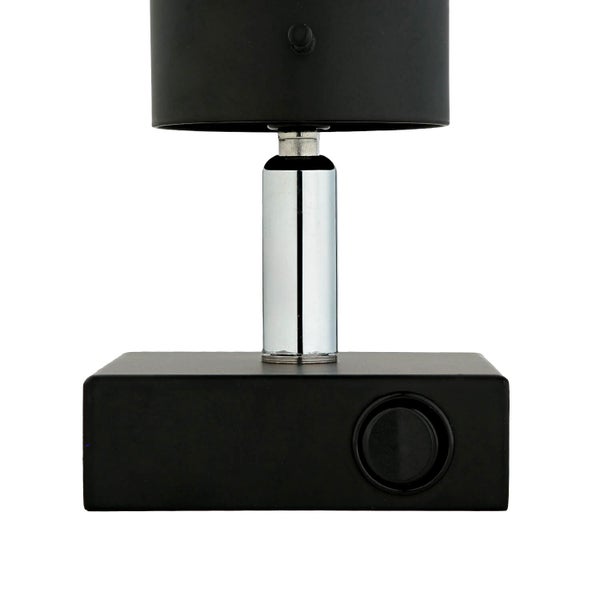 Tischleuchte mit schwarzem Lampenschirm und verchromtem Metallschaft